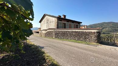 Villa di 250 m² con 5 locali e box auto a Montecch