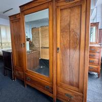 Armadio d’epoca con specchi centrale