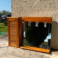 Mobile da bagno in legno con specchiera e luci