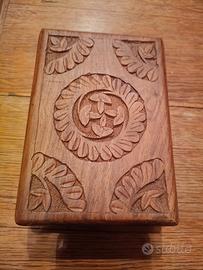 Scatola legno intagliata 