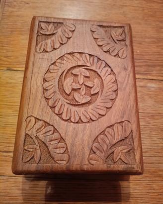 Scatola legno intagliata 