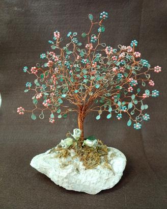ornamento albero in rame su pietra vintage