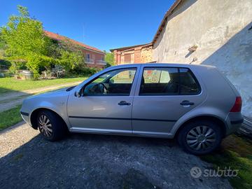 GOLF 1600 benzina del 2002