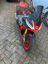 Aprilia Tuono V4 Factory Akrapovic e Aprilia RACE