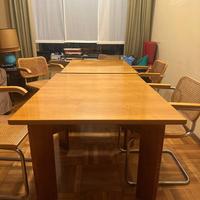 Due grandi tavoli in legno massiccio