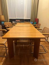 Due grandi tavoli in legno massiccio