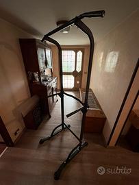 Attrezzo per trazioni e dip