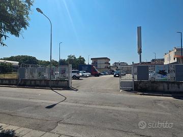 Locale commerciale con parcheggio