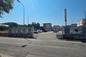 Locale commerciale con parcheggio