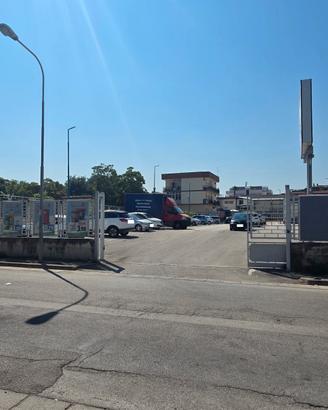 Locale commerciale con parcheggio