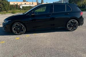 Golf 8,5 2.0 tdi  150 cv dsg R-Line plus 17000 km