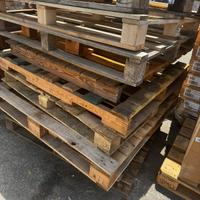 pedane rotte e legname per fuoco