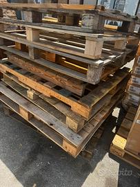 pedane rotte e legname per fuoco