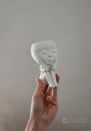 Vaso bianco con forma umana seduta