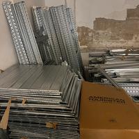 Scaffali/ scaffalature per depositi e negozi