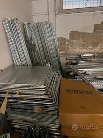 Scaffali/ scaffalature per depositi e negozi
