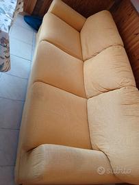 divano 3 posti giallo ocra marca Chateau d’Ax
