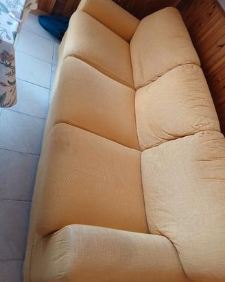 divano 3 posti giallo ocra marca Chateau d’Ax