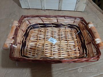 Cestino vuoto in legno intrecciato