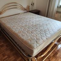 Letto matrimoniale placato oro