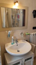 Mobili da bagno più sedie d'arredo soggiorno 