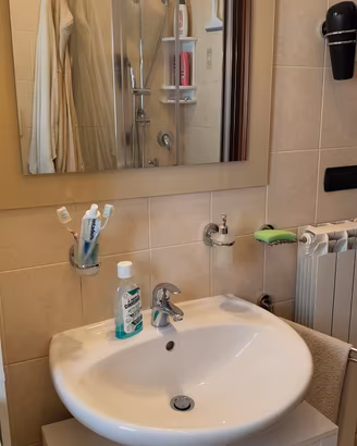 Mobili da bagno più sedie d'arredo soggiorno 