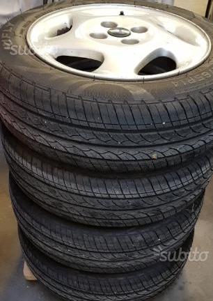 Cerchi in lega Fiat con gomme nuove