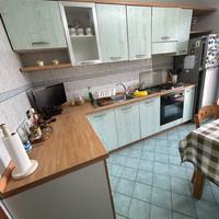 Cucina ad angolo legno e turchese