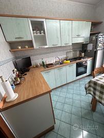 Cucina ad angolo legno e turchese