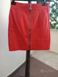 Minigonna rossa in ecopelle

