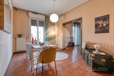 Appartamento di 160 m² con 5 locali e box auto a B