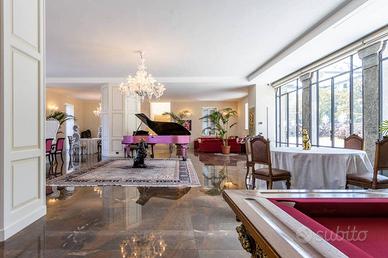 Villa di 2376 m² con più di 5 locali e box auto a 