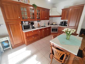 Cucina SCAVOLINI con tavolo, sedie e mobile tv
