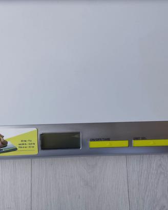 Bilancia pesa neonati