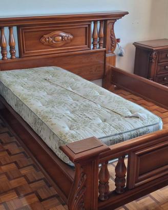 Letto matrimoniale in legno massello stile classic