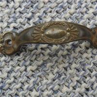 Piccola e antica maniglia in ottone lavorato per m