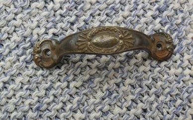 Piccola e antica maniglia in ottone lavorato per m