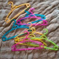 Set di 8 colorate grucce per bambini