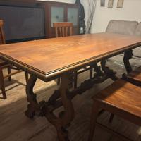 Tavolo in legno con 4 sedie