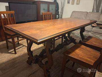 Tavolo in legno con 4 sedie