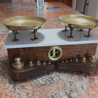 Bilancia vintage in legno, marmo e ottone con pesi