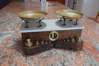Bilancia vintage in legno, marmo e ottone con pesi