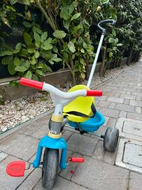 Triciclo e macchina