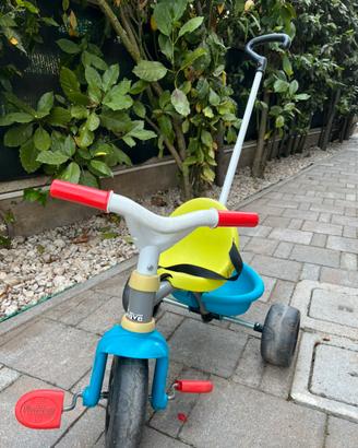Triciclo e macchina