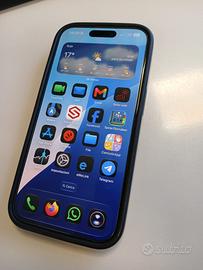 Iphone 15 pro con custodia e vetro protettivo