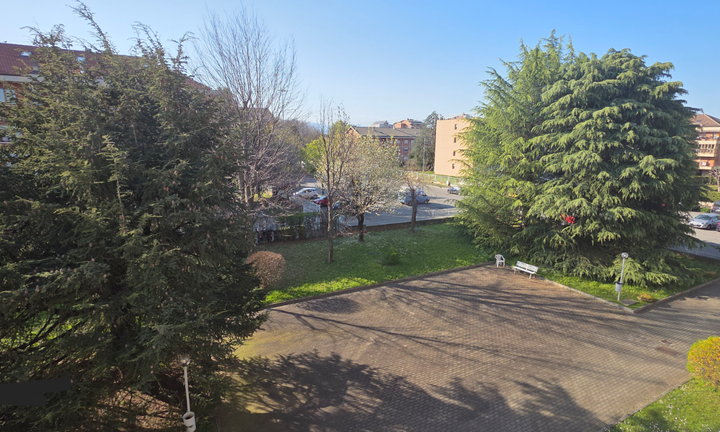 3 locali venaria: 2 camere giardino box