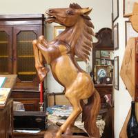 Scultura in Legno di Cavallo Rampante fatta a Mano