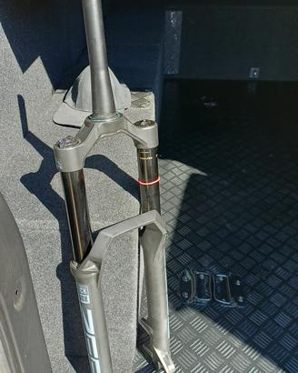 Forcella rockshoxs zeb 38 charger 180mm