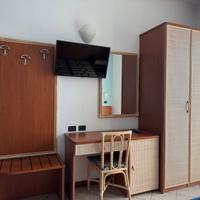 Camere d’albergo color ciliegio e legno naturale