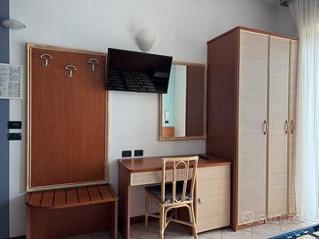Camere d’albergo color ciliegio e legno naturale